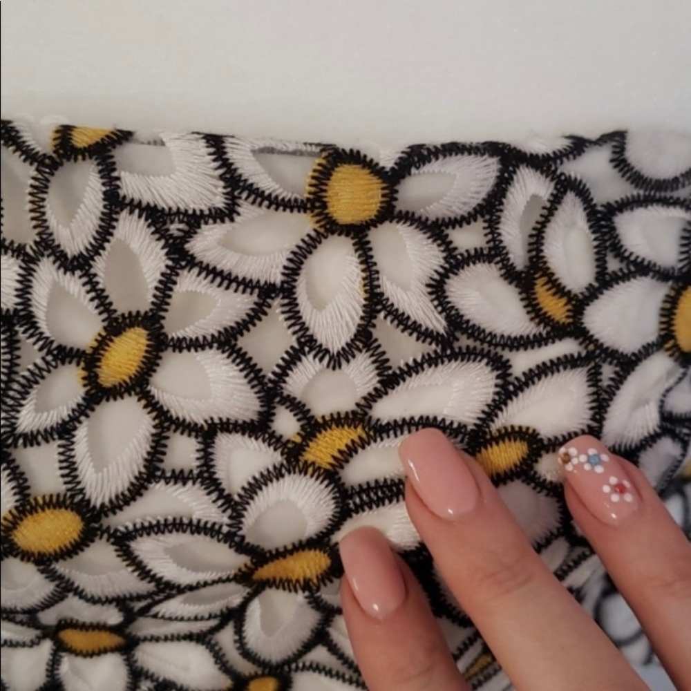NWT NBD Sleeveless Embroidered Flower Dress - Picture 2 of 6